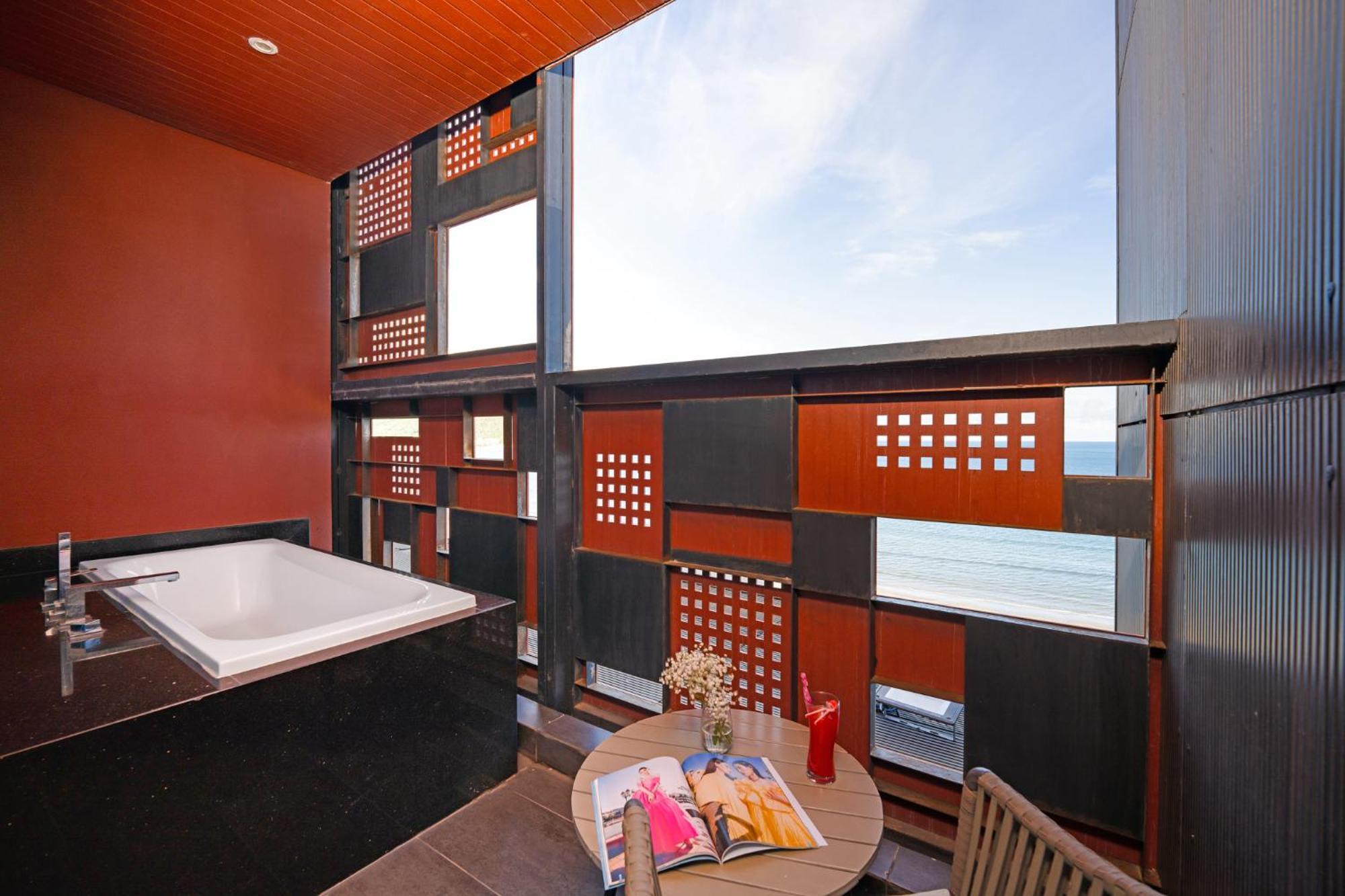 The Code Hotel & Spa Дананг Екстериор снимка